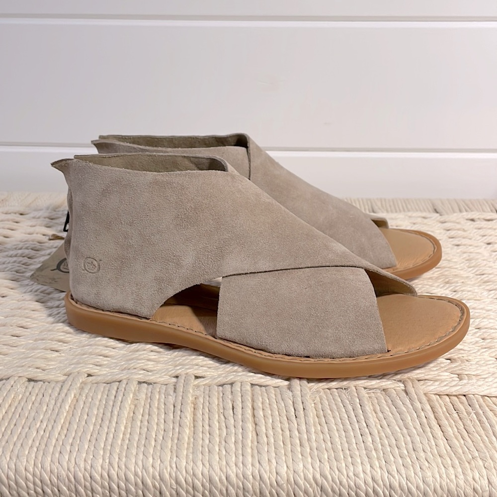 NWT Born “IWA” Suede Sandal/Shoes Taupe Size 8